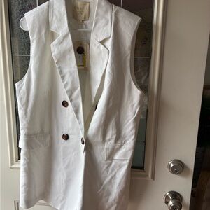 Elegant White Sleeveless Vest by [Brand]